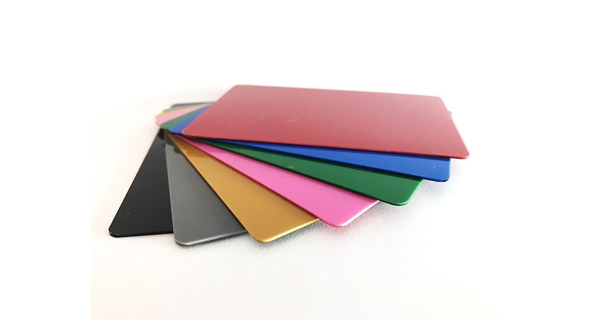 凸版印刷、カード側面の色を選べる「カラーコアカード」のラインナップを拡充